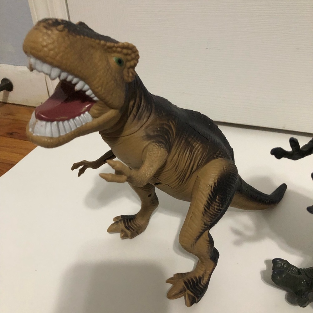 Dinosaur Figurine Set of 2. They roar - Picture 4 of 7